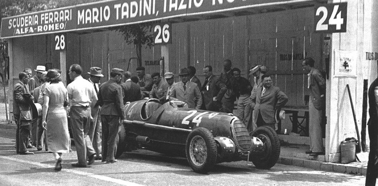 (L’Alfa Romeo della Scuderia Ferrari ai box prima del Gp d’Ungheria 1936)