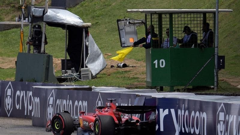 Leclerc contro le barriere nel giro di ricognizione del gp del Brasile