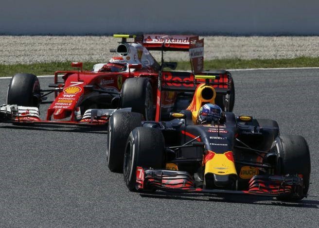 (Max Verstappen davanti a Kimi Raikkonen. Fonte:Corriere)