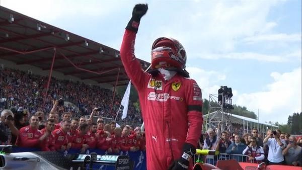 Leclerc dedica la vittoria ad Hubert indicando il cielo