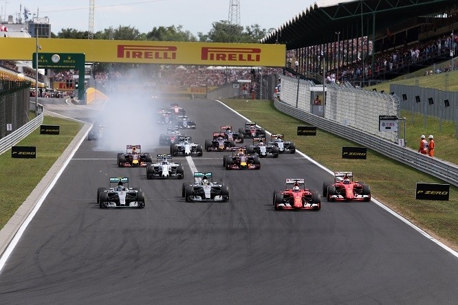 (La partenza della gara del 2015, con le Ferrari che attaccano le Mercedes)