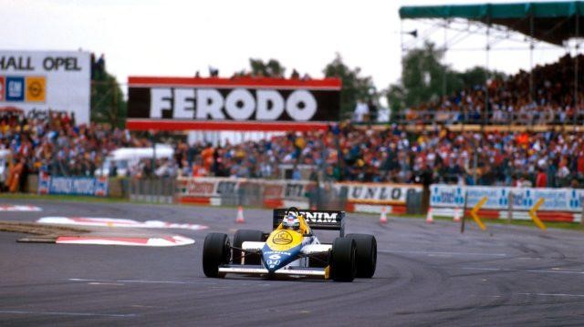 (Keke Rosberg su Williams nel 1985 sul rettilineo del traguardo)