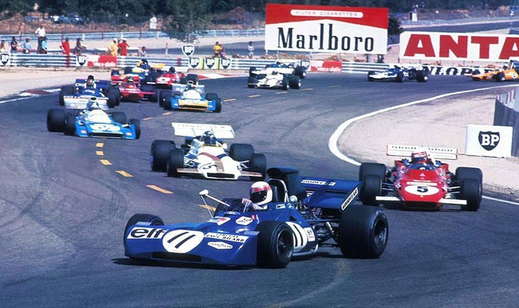 (Stewart davanti alla Ferrari di Regazzoni e alla BRM di Pedro Rodríguez, all’ultima corsa in F1, nel gp di Francia 1971. Fonte: F1Word.com)