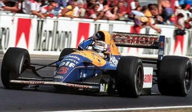 (Mansell mentre taglia il traguardo. È campione del mondo 1992)