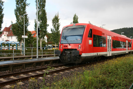 Zug der Bodenseegürtelbahn in Bodman-Ludwigshafen