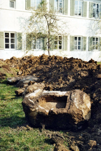 Die bei Grabungsarbeiten am Pfarrhof in Neukirchen gefundene Laterne