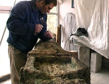 Bildhauer TOBEL in seinem Atelier, bei der Arbeit am Bildstock