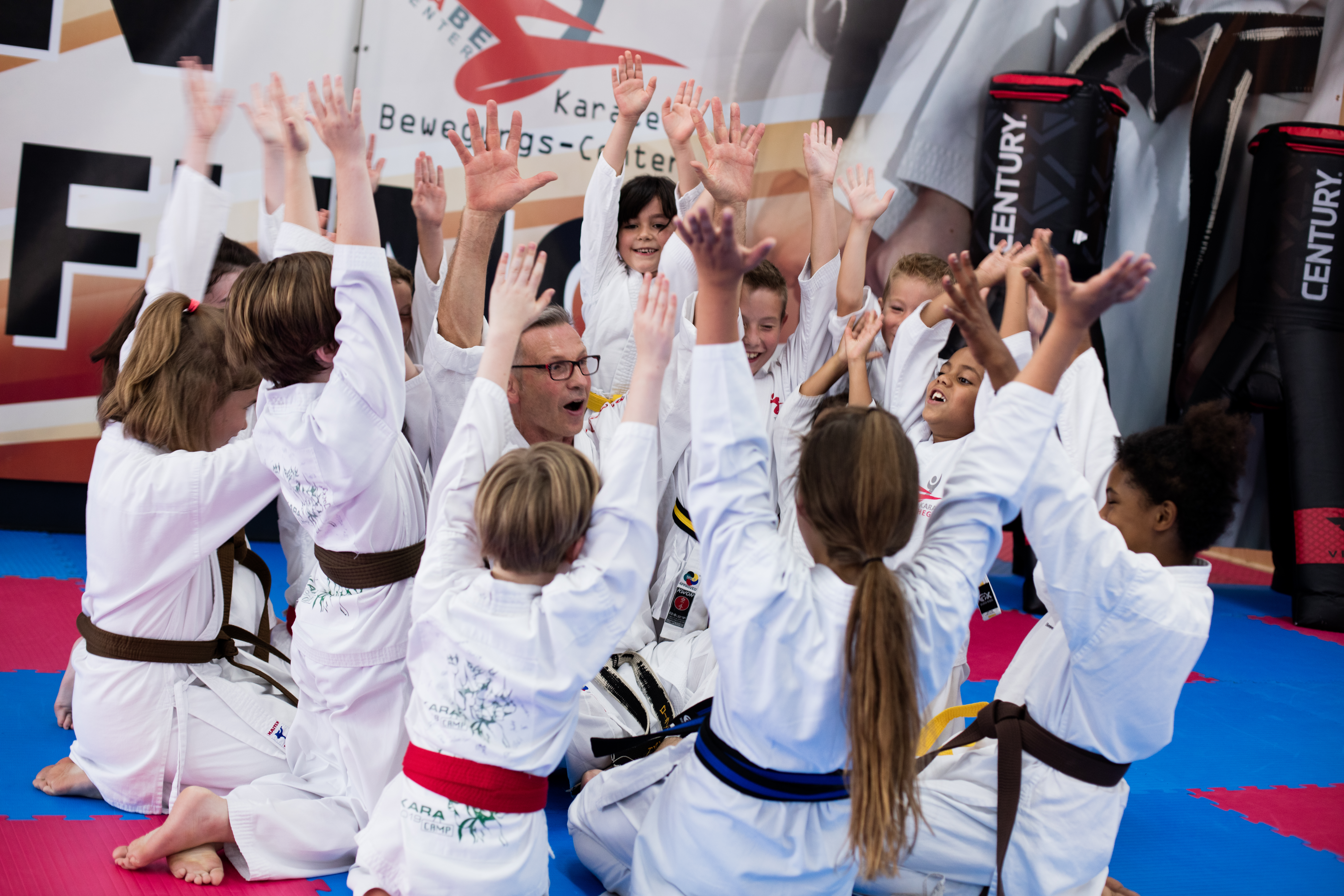 Kinder im Karate Anzug. Kinder sind glücklich und lachen. Spaß, Disziplin, Selbstbewusst und Stark durch Karate. 