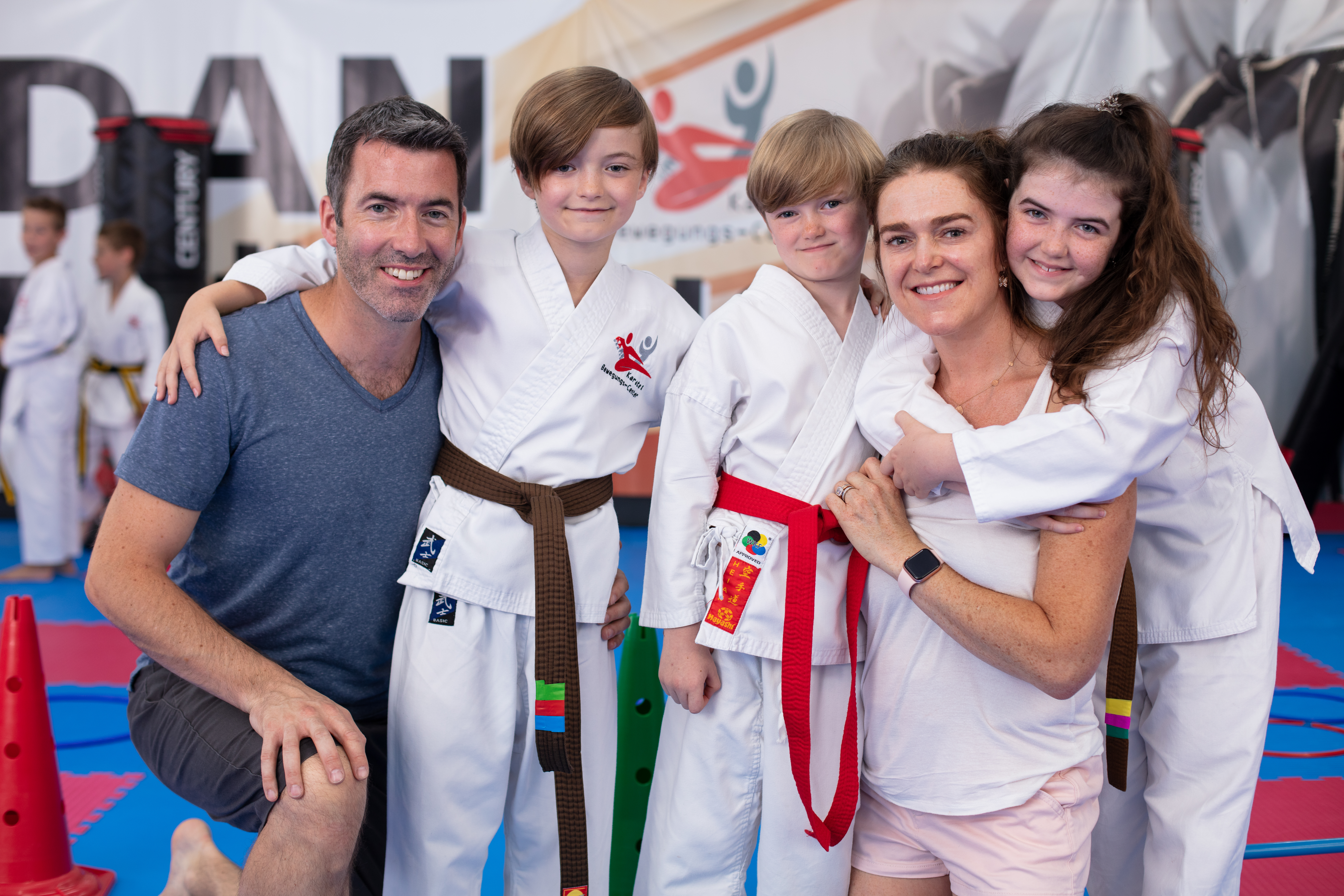 Kinder im Karate Anzug. Kinder sind glücklich und lachen. Spaß, Disziplin, Selbstbewusst und Stark durch Karate. 