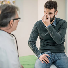 Mann mit Beenträchtigung des Geruchsinnes beim HNO Doktor