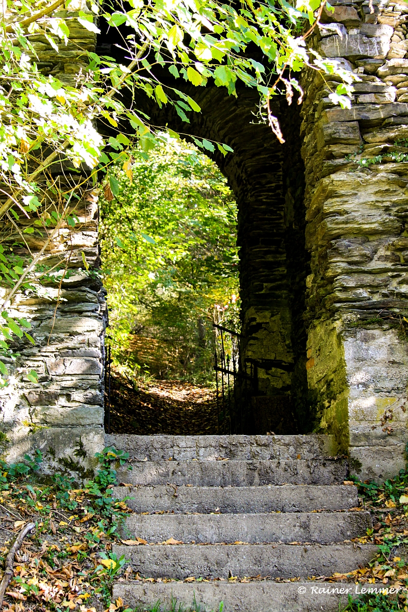 Ausfalltor der Schlossruine Isenburg