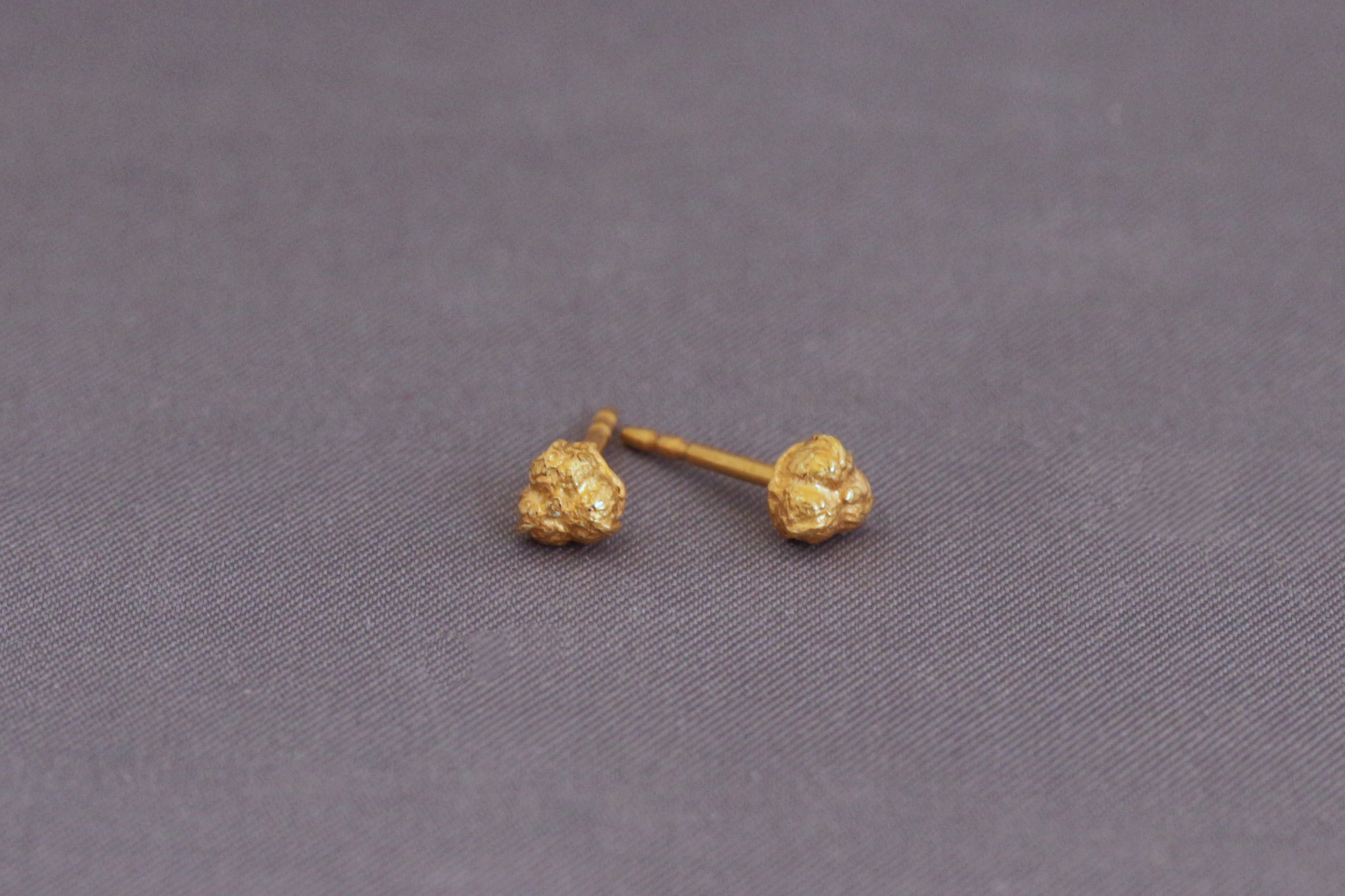 Alliumsamenkapseln geschlossen, Ohrstecker aus Sterlingsilber, vergoldet mit 10µm