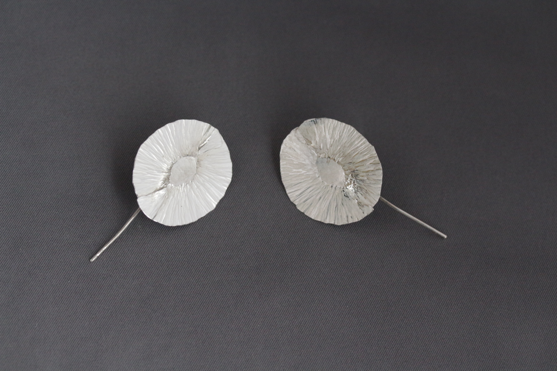 Ohrringe "Bergulmensamen: getriebenes Feinsilber, Brissur: Sterlingsilber