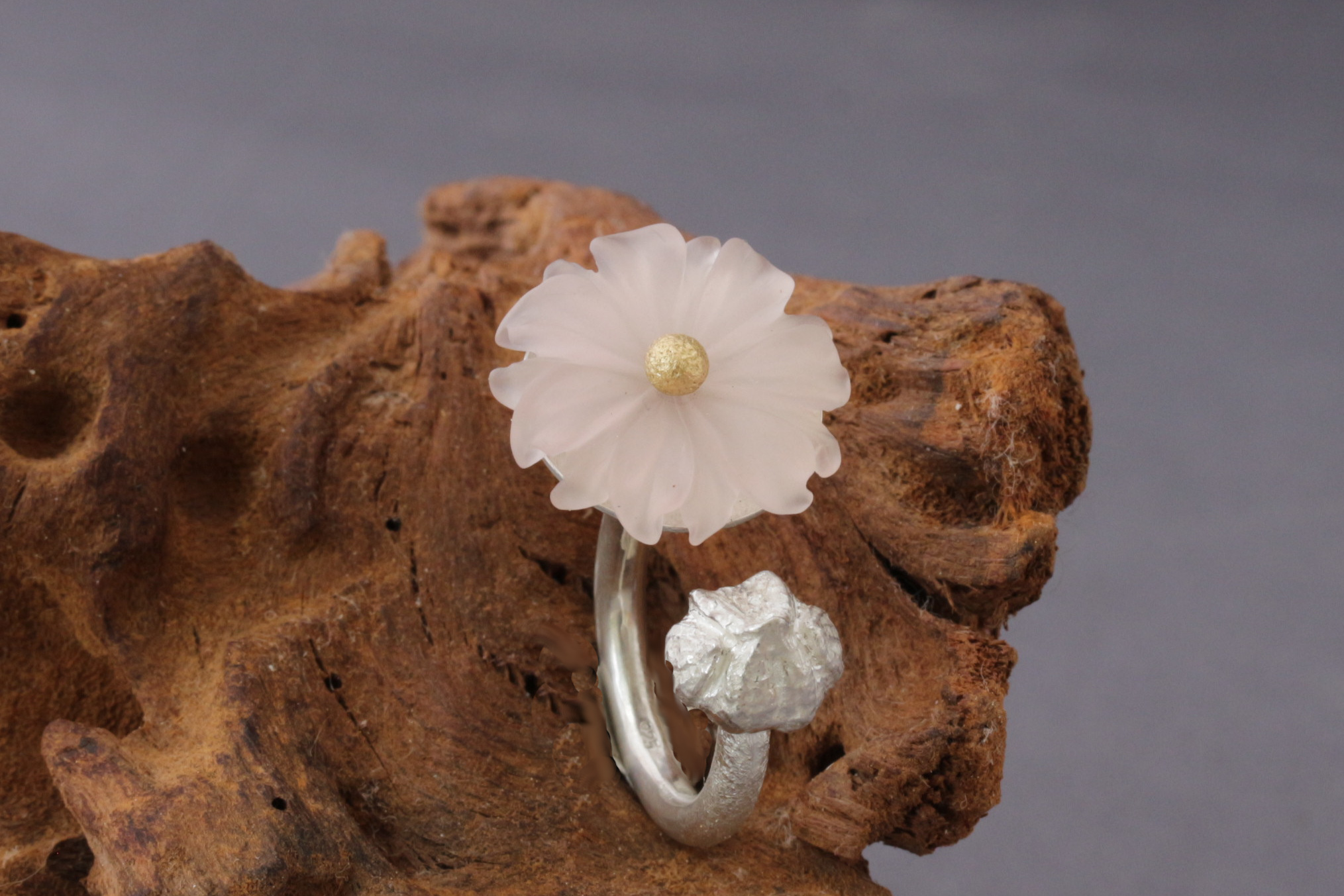 Ring mit in Blütenform graviertem Rosa Quarz und silberner Blütenknospe - Silber (925) und Gold (585)