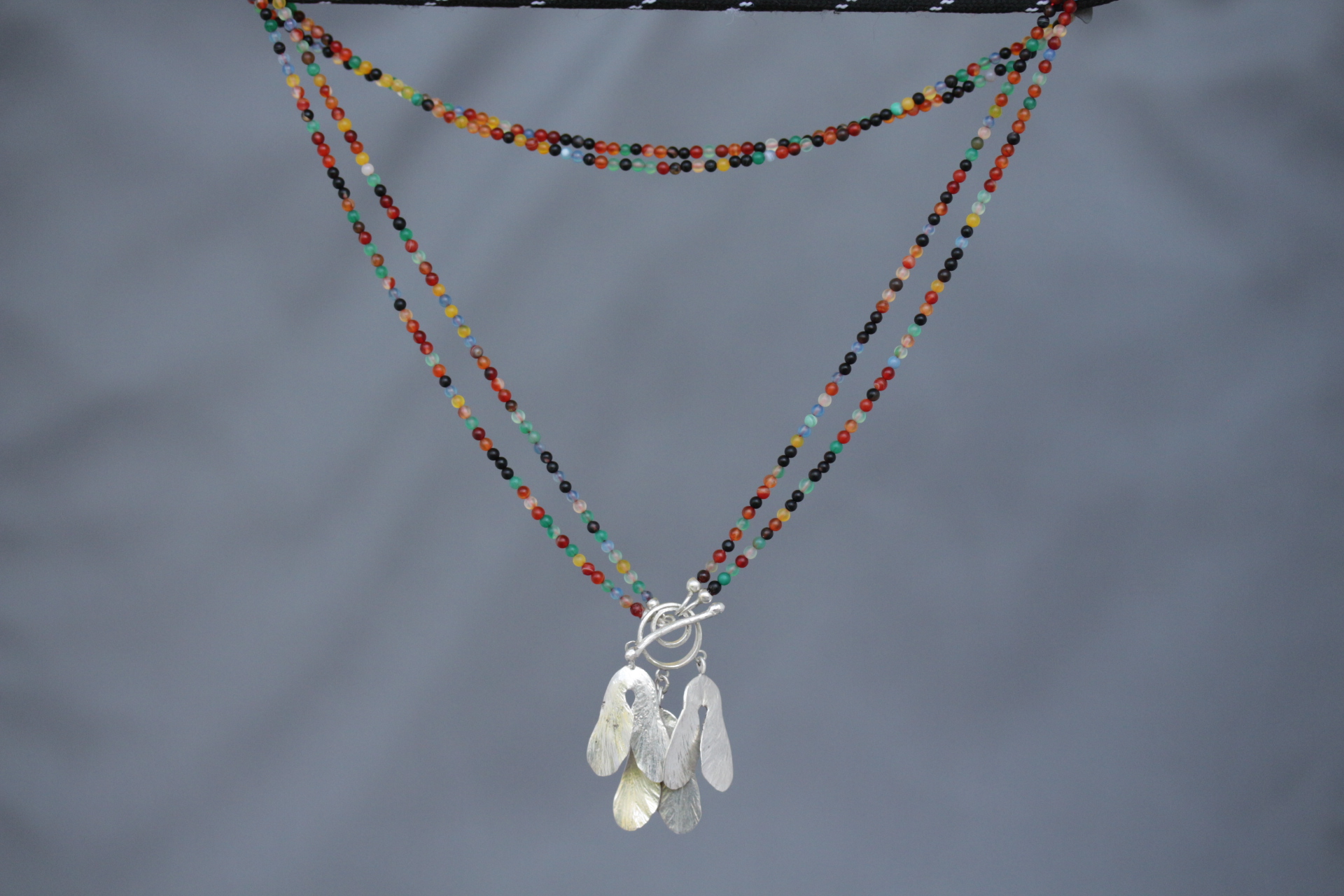 "Ahornsamen": handgetriebenes Feinsilber, Buntquarzperlchen, Sterlingsilber
