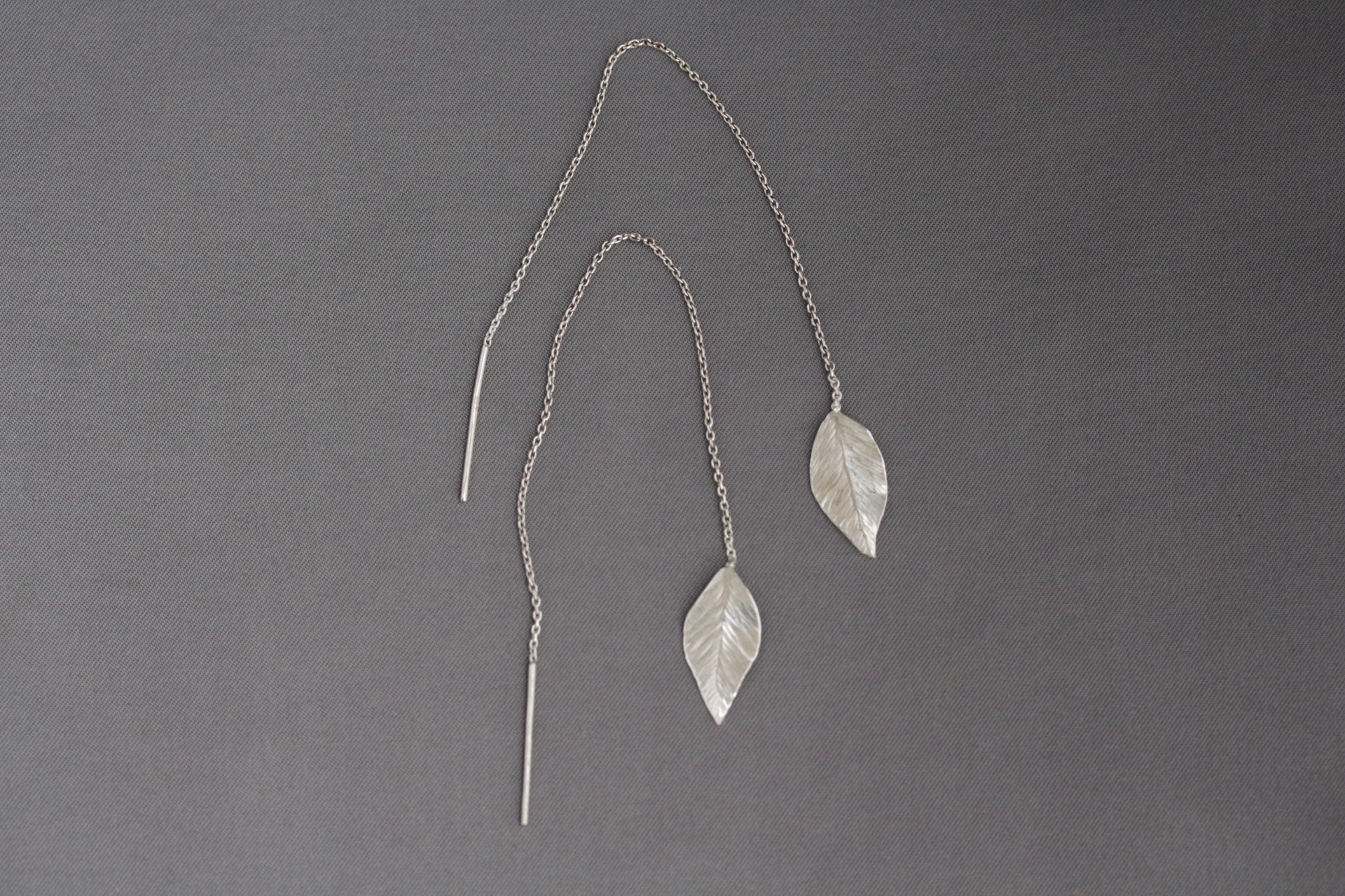Blättchenohrringe: getriebenes Feinsilber, Kettchen und Stift: Sterlingsilber