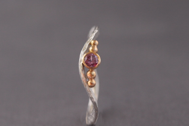 Altrosafarbener Safir, 750er Rosé-Waschgold, 935er Silber