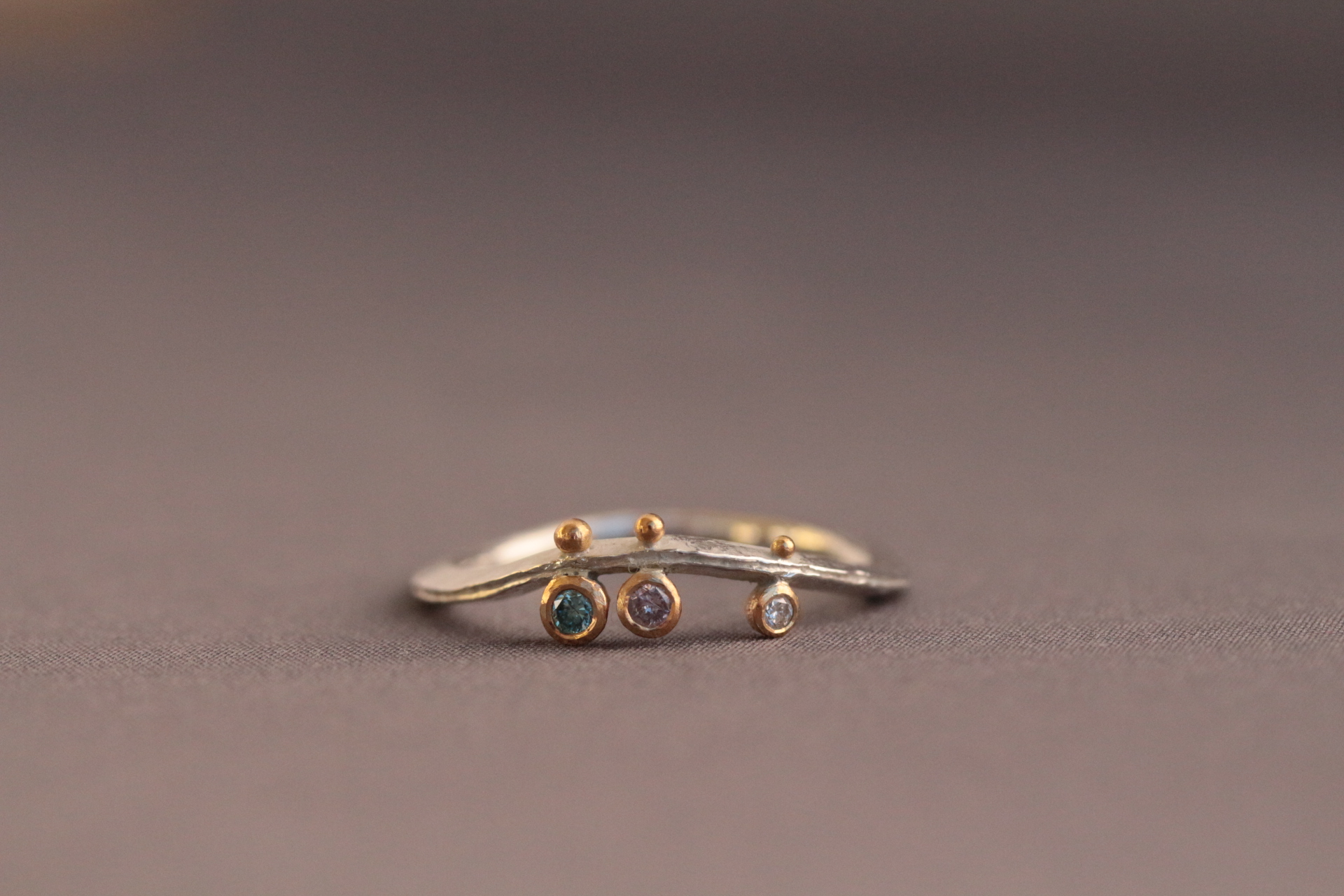 je ein blauer (behandelt), rosafarbener (natur) und weißer Brillant, 900er Waschgold, 935er Silber
