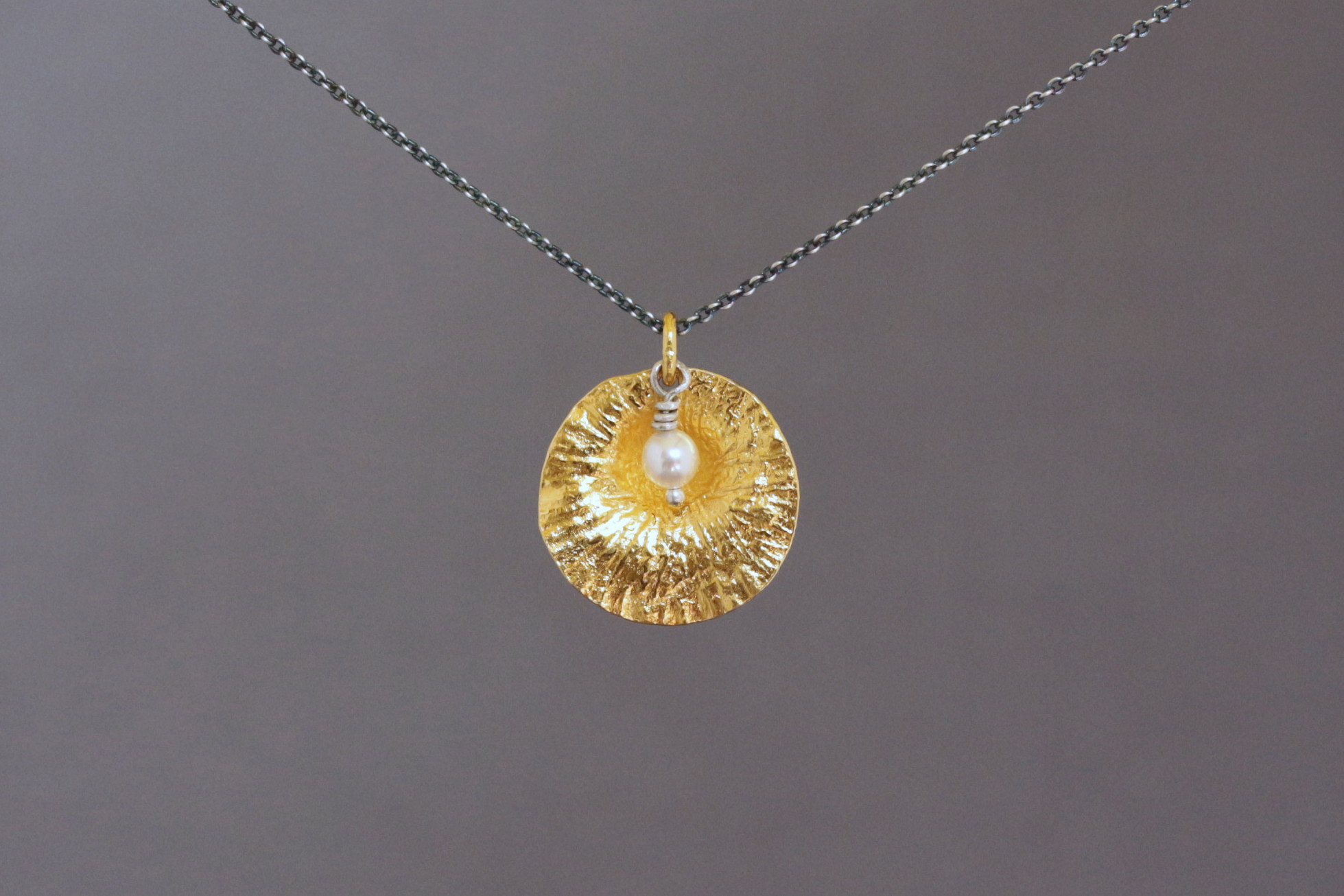 Anhänger "Perlmuschel" - Sterlingsilber vergoldet (20µm), Süßwasserzuchtperle