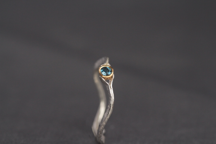 intensivblaufarbener Aquamarin, 900er Waschgold, 935er Silber