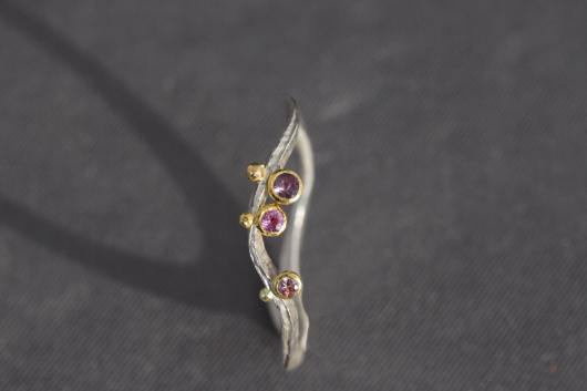 rosafarbene und violette Safire, 900er Waschgold, 935er Silber