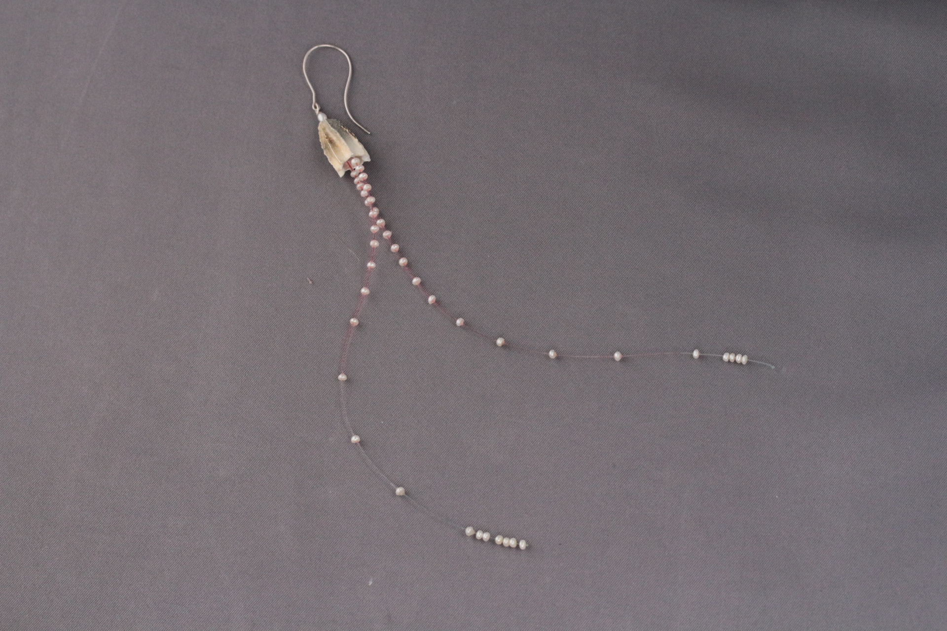 "Rippenqualle": handgetriebenes Feinsilber, Emaille, Nylon, Saatperlchen (Brissur Sterlingsilber)