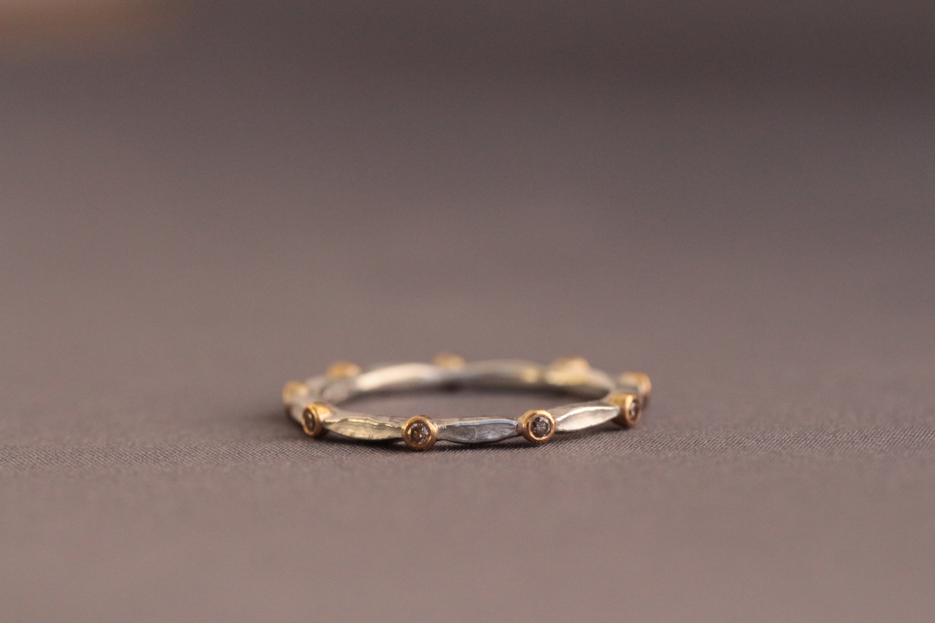 9 naturbraune Brillanten, 900er Waschgold, 935er Silber