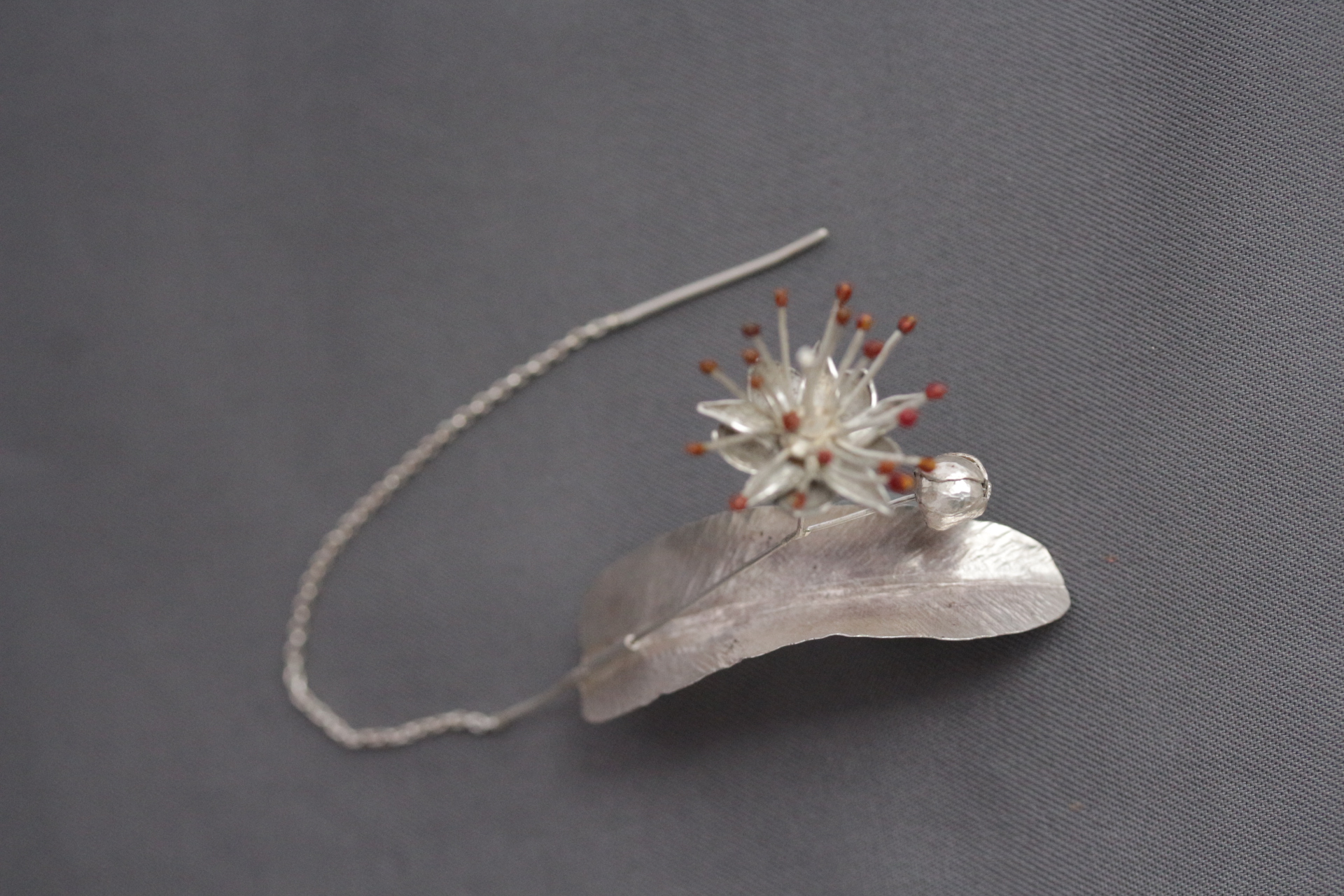 Ohrring Lindenblüte: getriebenes Feinsilber, Kettchen und Stift: Sterlingsilber
