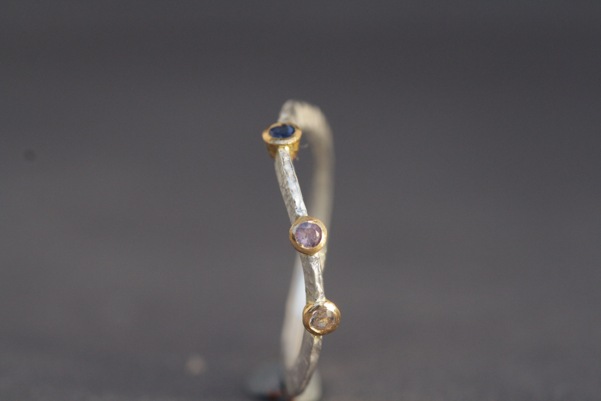 blauer, rosafarbener und weißer Safir, 900er Waschgold, 935er Silber