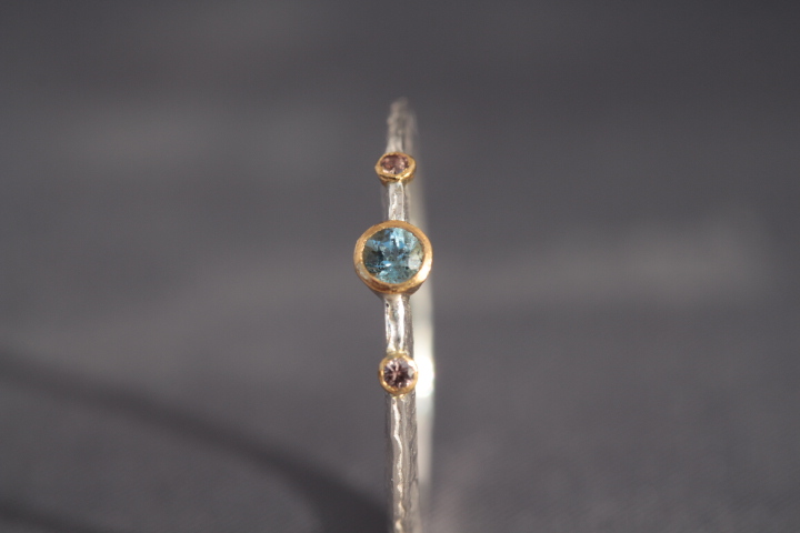1wunderschöner intensivblauer Aquamarin, 2altrosafarbene Safire, 900er Waschgold, 935er Silber