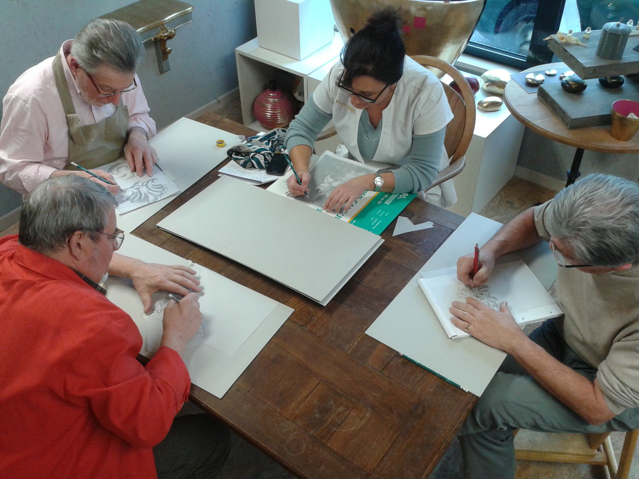 Préparation sur papier calque du motif pour le gravé