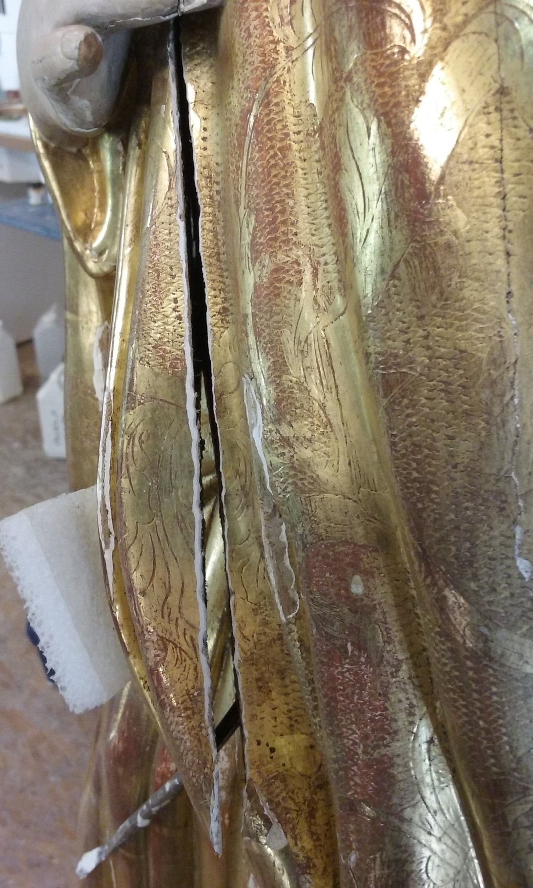 Fentes dans les assemblages contituant la sculpture