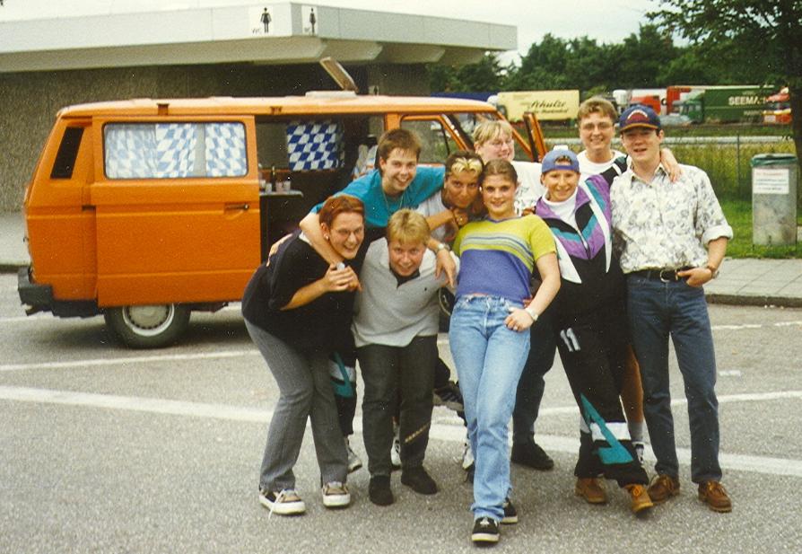 Seit Anfang der 90er Jahre fahren die Ziegetsdorfer Damen zum Skifahren nach Dorfgastein, hier im orangenen VW-Bus von "Chipo"