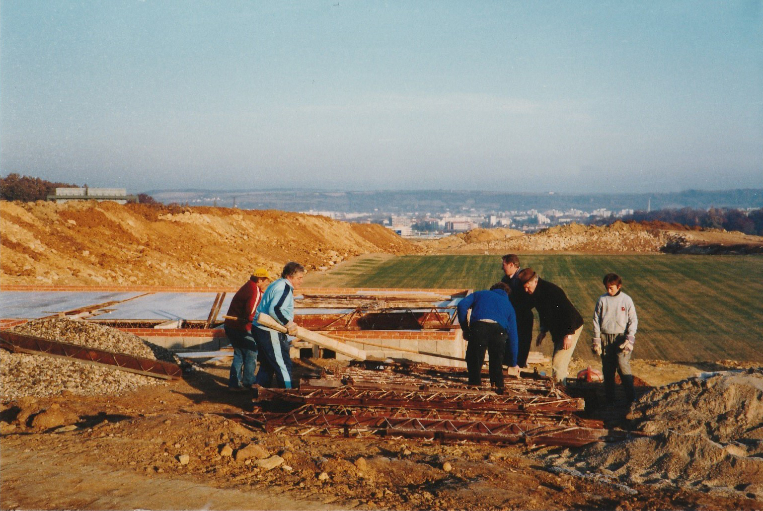 Am 17. September 1983 wurde der Grundstein für das bis heute bestehende Vereinsheim gelegt