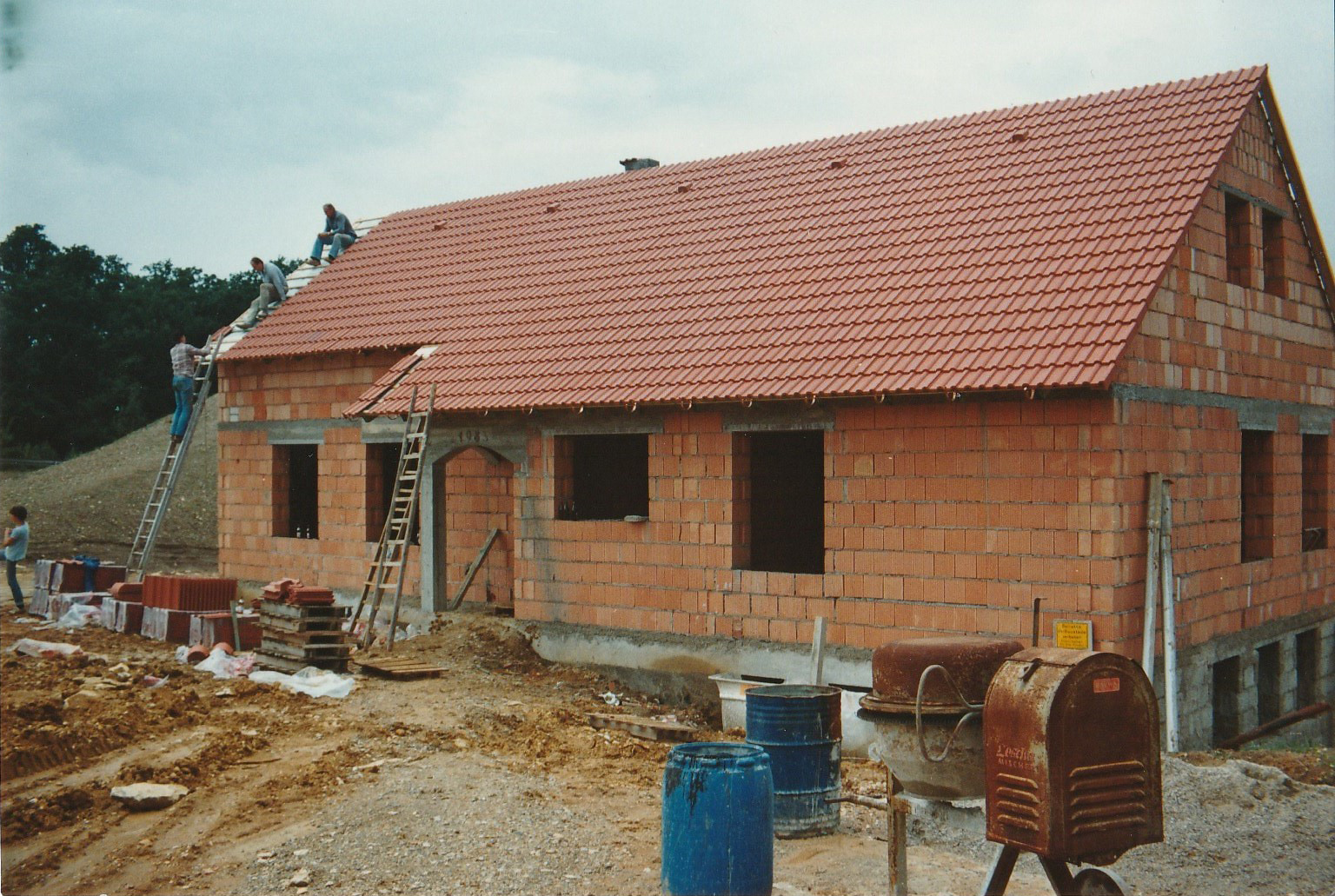 Der Neubau zog sich unter hoher Kraftaufwendung vieler Mitglieder bis in das Jahr 1985