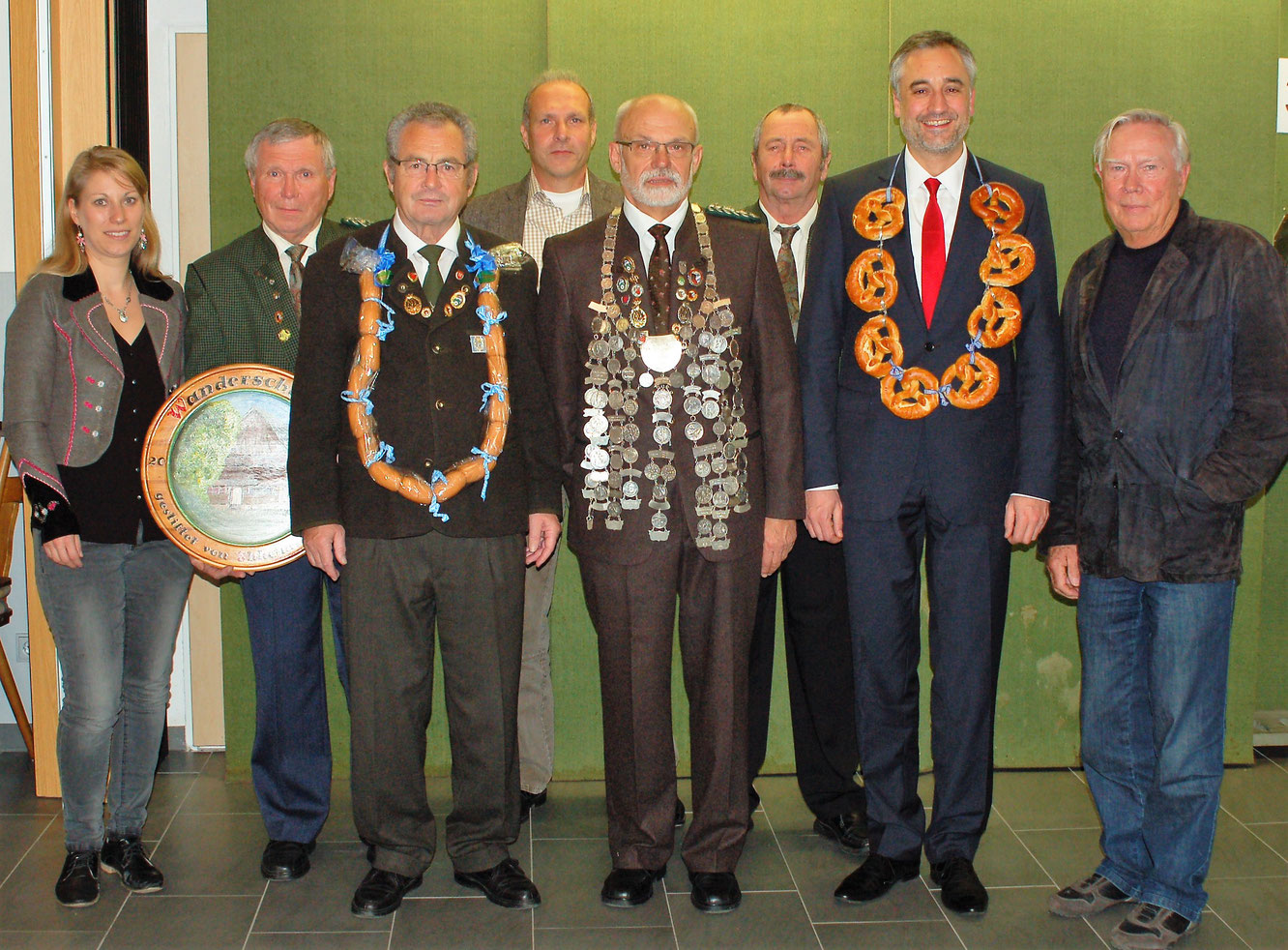 Franz Graßl (5. v.l.) wird auch im Jahr 2017 Schützenkönig beim Königsschießen der SpVgg Ziegetsdorf