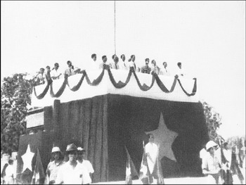 Estrade montée sur la place Ba-Dinh à Hanoï pour la déclaration d'indépendance