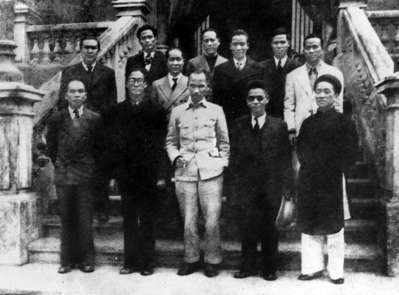 Ho Chi Minh et d'autres membres du gouvernement provisoire de la République démocratique du Vietnam, après sa première réunion tenue le 3 septembre 1945
