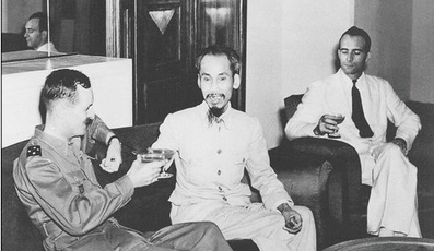 Leclerc, Hô Chi Minh et Jacques Sainteny, en mars 1946 à Hanoï