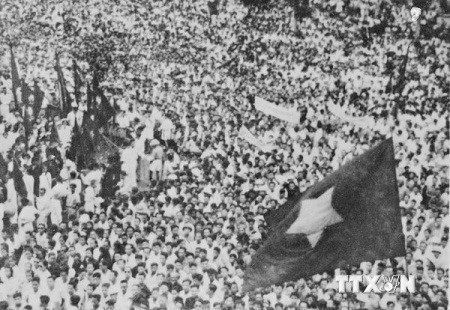 La place Ba Dinh lors de la déclaration d’indépendance. Les espions français estiment la foule à quelques 500 000 personnes.