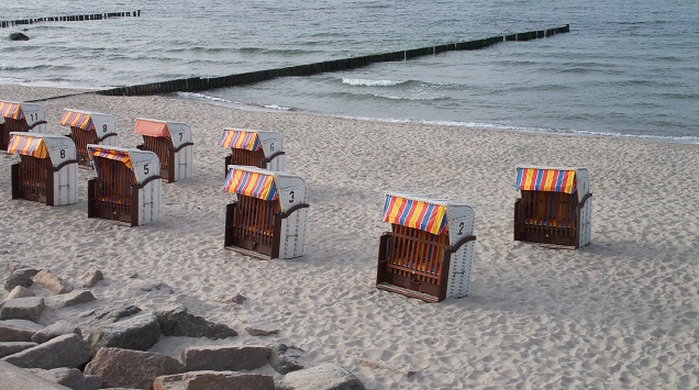 Leere Strandkörbe an der Ostsee in Kühlungsborn warten auf Touristen