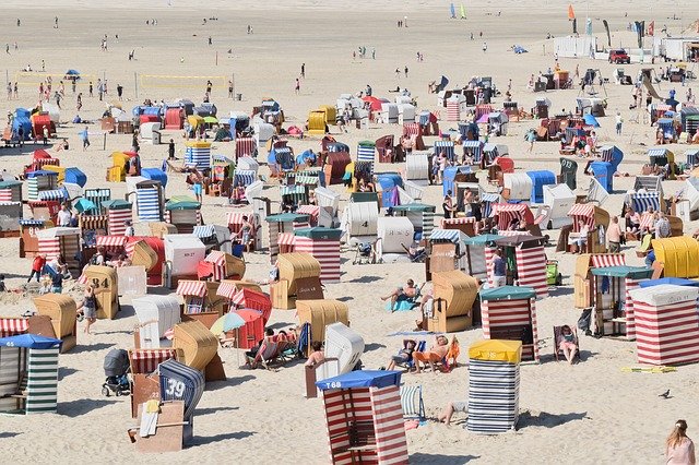 Voller Nordsee-Strand auf Borkum mit Strandkörben und vielen Menschen beim Urlaub in Deutschland.