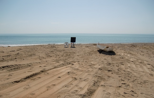 Menschenleerer Strand in der Türkei in der Nähe von Antalya, nur ein einsames Boot liegt am Strand