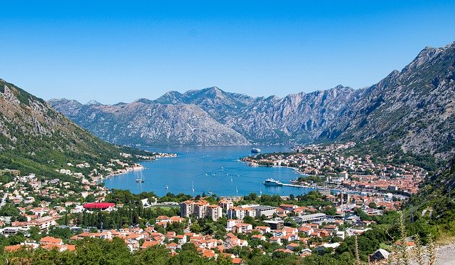Montenegro öffnet sich als erstes Land in Europa für Urlauber und Tourismus. Lande der Berge, der Fjorde und des Wassers.