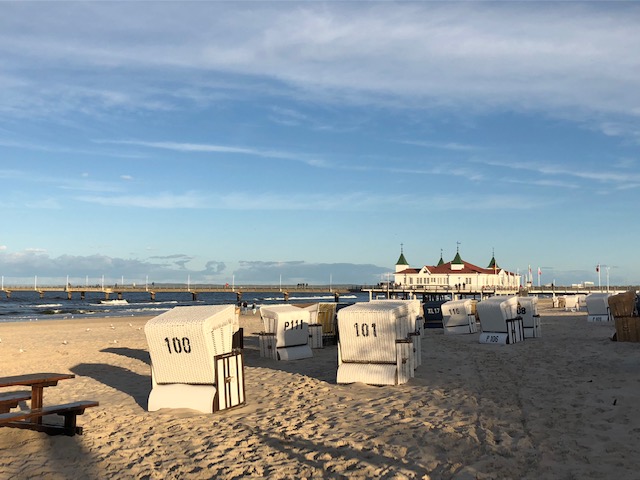 Strandkörbe an einem leeren Strand vor der Seebrück in Ahlbeck auf Usedom
