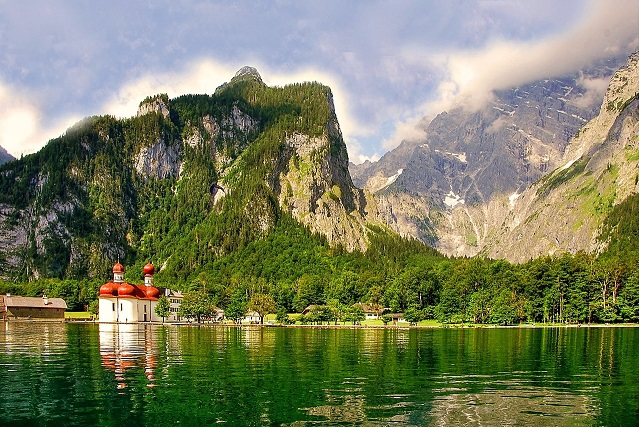 Der Königsee in Bayern ist ein beliebtes Urlaubsziel für Reisen in Deutschland.
