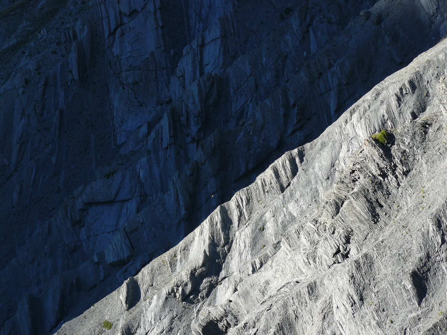 Jeu de lumières dans les ardoisières du Sentier des Crevasses!