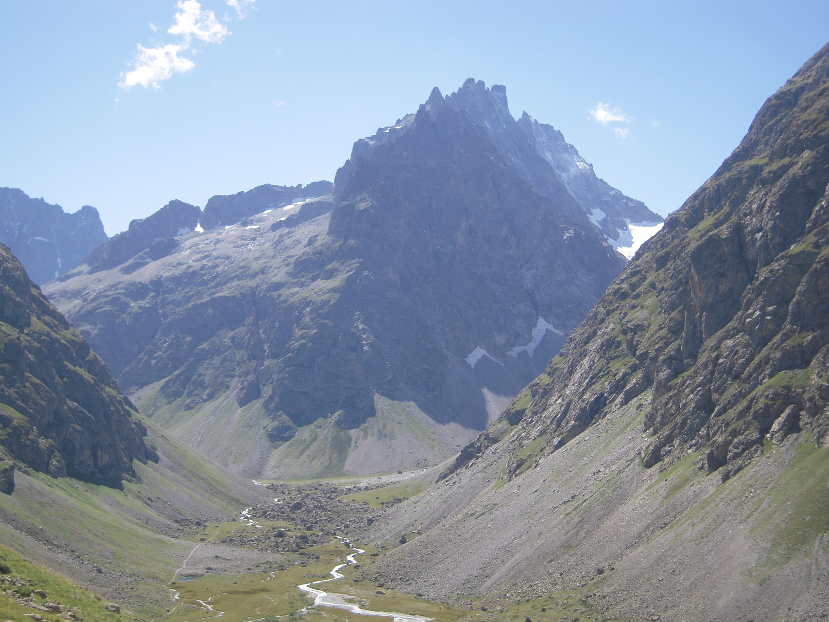 Le plan de Valfourche au pied de la Roche Méane.