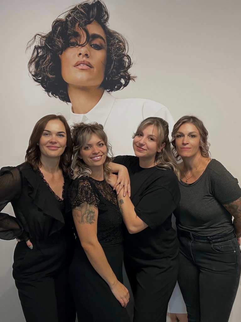 Von links nach rechts: Marina Honeck Kosmetikerin und Makupartistin, Geschäftsinhaberin Naomi Demasi Coiffeuse EFZ, Ceren Özgür Kosmetische Fusspflege und Coiffeuse EFZ, Vanessa Meierhofer Coiffeuse EFZ und Nageldesignerin