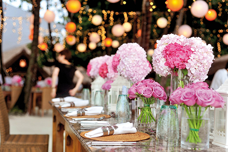 Quelques compositions florales peuvent s’installer sur les tables pour apporter une touche colorée. Crédit photo : Pixabay©